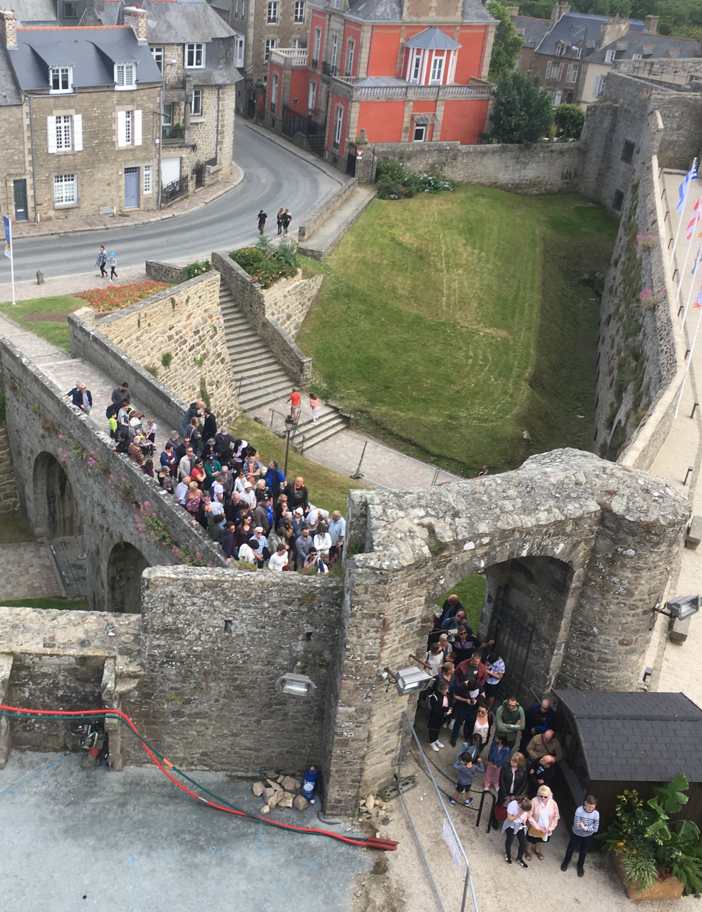 château dinan visiteur visite guidée fréquentation bilan augmentation attente accueil boutique monde bretagne côtes d'armor région touriste tourisme