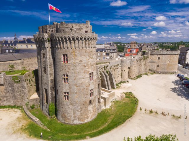 chateau château dinan bretagne côte armor 22 tourisme culture patrimoine visite guidée video youtube histoire france touriste touristique art