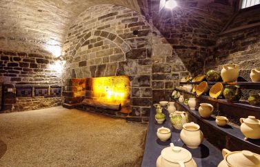 chateau dinan bretagne cote armor visite visiteur enfant animation guidée atelier manipulation expérience expérimentation cuisine épice tissu moyen âge costume poterie