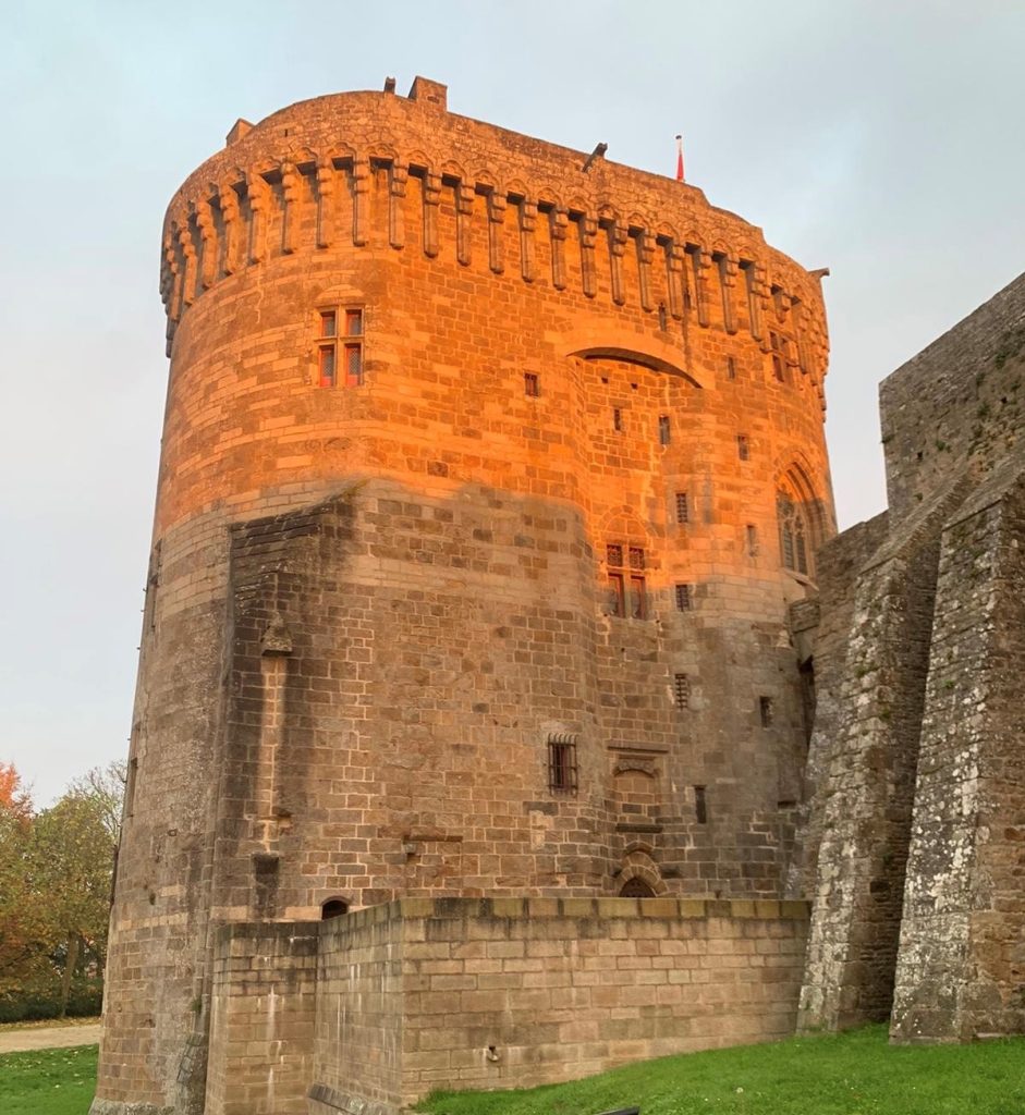 bretagne côte armor tourisme découverte culture patrimoine château histoire moyen âge visite guidée journée loisirs nocturne insolite inédit expérience famille atelier enfant jeunes visiteur atelier école college lycee education action pedagogie decouverte nuit châteaux minutes bleues experience experientielle inedit unique insolite cuisine fête musique conte son sonore chant chanter nuits etoiles observer observatoire ciel journées européennes ciel manifestation evenement evenementiel programme programmation spectacle enquête immersive sensorielle sens sensation toucher gouter ecouter voir sentir